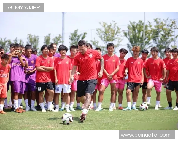 揭秘足球球星背后的按摩师他们的职业与隐秘故事 揭秘足球球星背后的按摩师他们的职业与隐秘故事