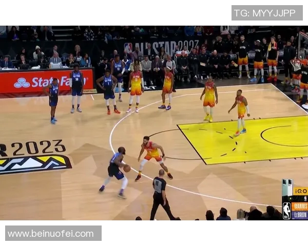 足球明星挑战篮球场 用脚踢进篮球框的惊人瞬间引发热议