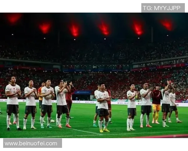 世界著名足球球星亲临拜访引发球迷热情互动盛况空前